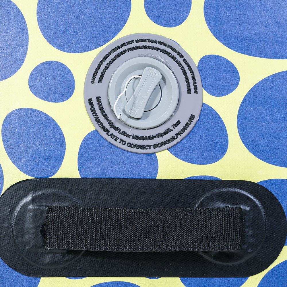 Close-up of the Moaki'i Trekker high-pressure inflation valve and heavy-duty reinforced center carry handle.